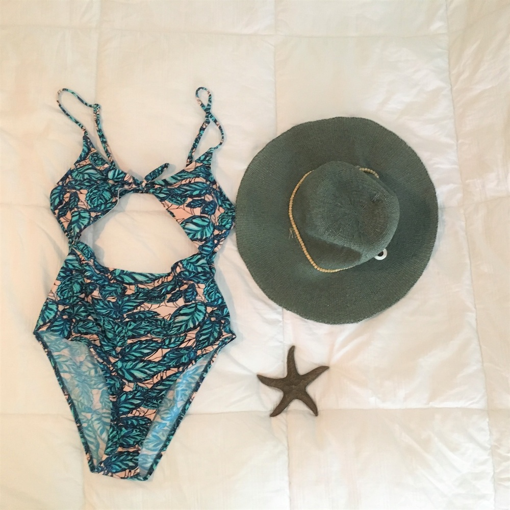 Cupshe size medium cut-out one-piece swimsuit